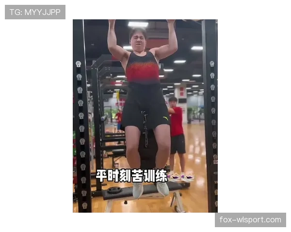 张雨霏训练完顺手啃个鸡腿,这自律和放纵的平衡感谁懂啊