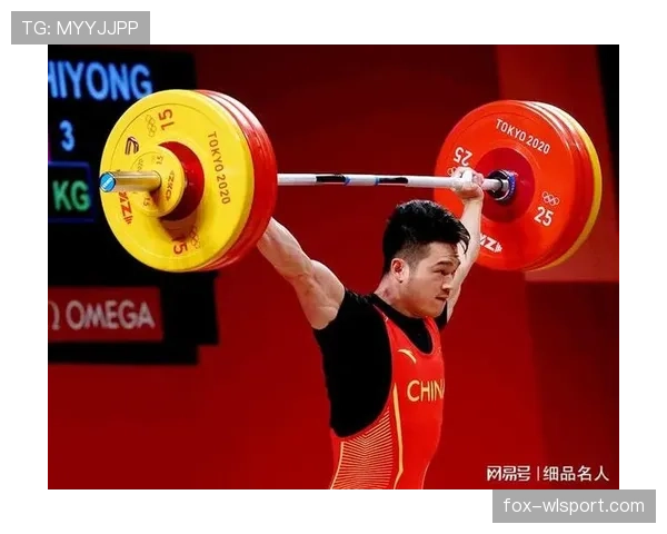 石智勇训练完顺手拎走两袋米，教练说他家冰箱比健身房还满